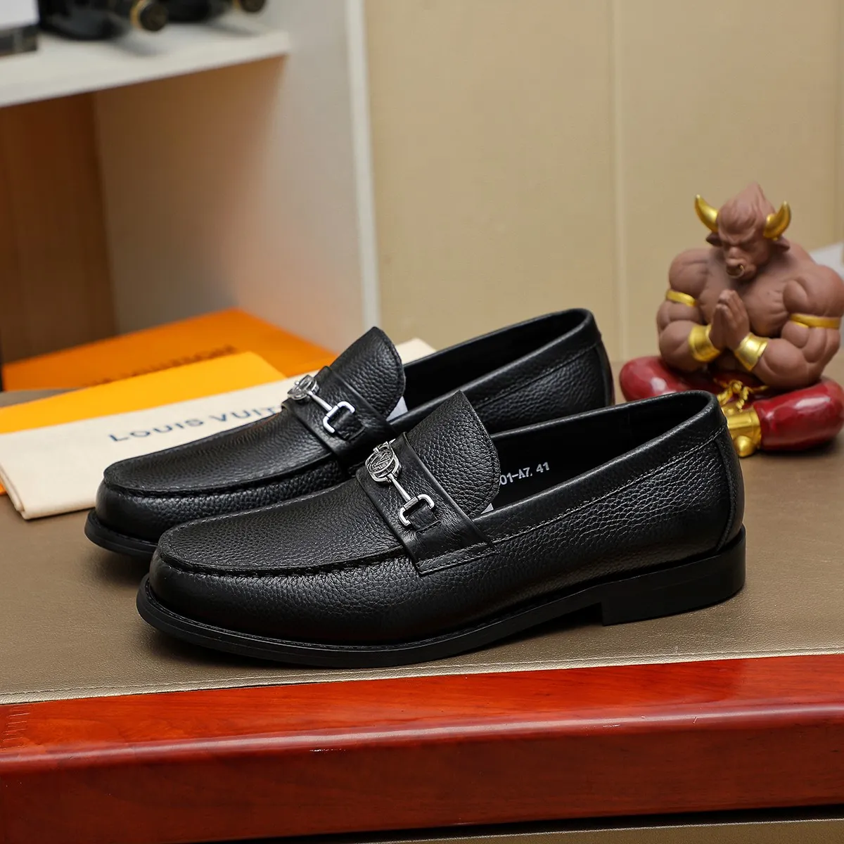 Men's shoes 460 💰 Louis Vuitton LV ® 🆕 model 🔛 full shoe counter, first layer cowhide, 🐂leather lining casual shoes for men, super soft outsole, a must-have for driving. Synchronized with the counter, original first layer cowhide, completely 1:1 mold customization 🌹 top version, color optional! Number: 38-44 (45.46 customized)